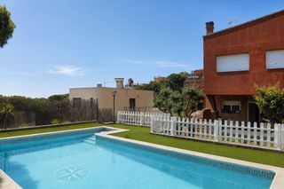 Chalet in Calella. Casa en venta en calella  vistas al mar y piscina