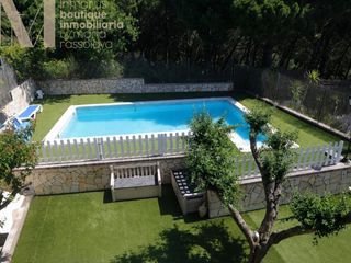 Chalet à Calella. Casa en venta en calella vistas al mar y piscina