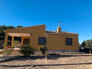 Chalet à La Marina. Casa de campo a solo 2 km de las playas de la marina/el pinet