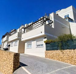 Casa a schiera in La Nucia Pueblo. Chalet adosado en venta