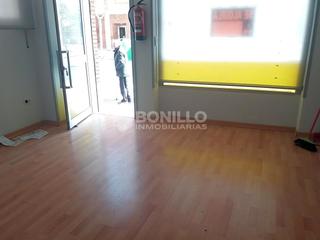 Location Local commercial  Luis buñuel. Local en la fuenfresca disponible a partir del 1 de enero