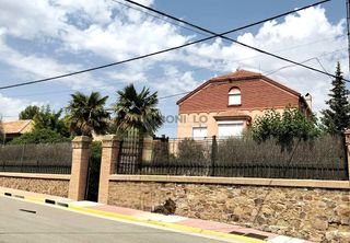 House  Avda baselga. Villamansión con local comercial en utrillas. localidad principa