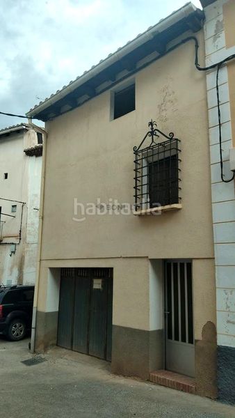 Foto 21c03bea-e56f-4a45-b67a-44521aaa9a64. Casa amb aparcament a Villel
