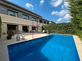 Xalet  Carrer de jaume cncer. Exclusiva vivienda con jardn y piscina en la zona alta de la bo
