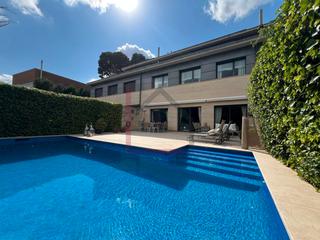 Xalet  Carrer de jaume càncer. Exclusiva vivienda con jardín y piscina en la zona alta de la bo