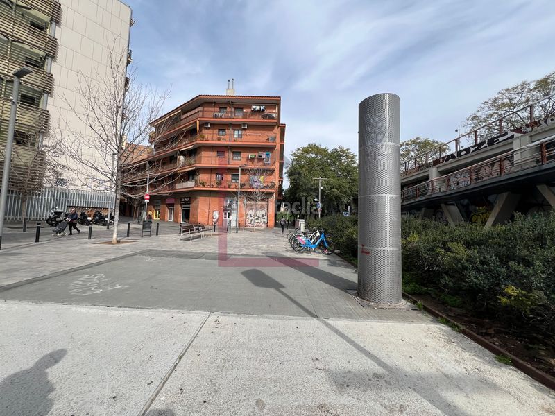 Foto b83ad0cf-e8f4-4120-ba9d-0e2990d3ee63. Pis a Sants Barcelona