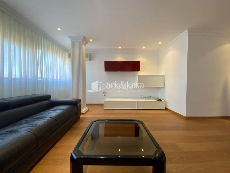 Foto 20bebef3-9570-463d-922c-e6c236bbb174. Alquiler piso alquiler de piso con garaje en emilio lluch. Vara de Quart. patraix. en Valencia