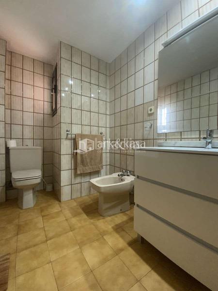 Foto 10b80064-e4de-40f7-9964-7b9d919bac2f. Rent flat with heating parking in Russafa Valencia