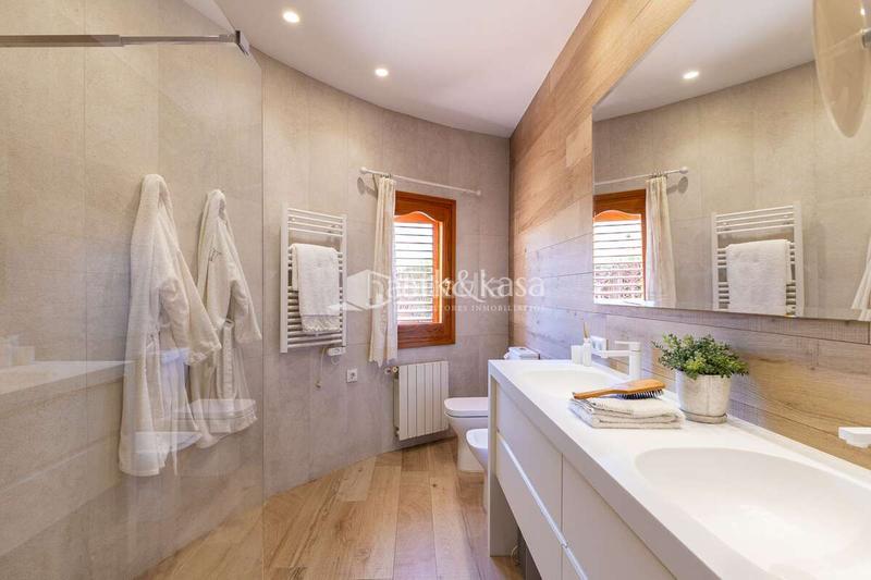 Foto 2ea27692-cede-497e-bc57-5654e6f264c0. Xalet amb calefacció aparcament piscina a Entrepinos Eliana (l´)