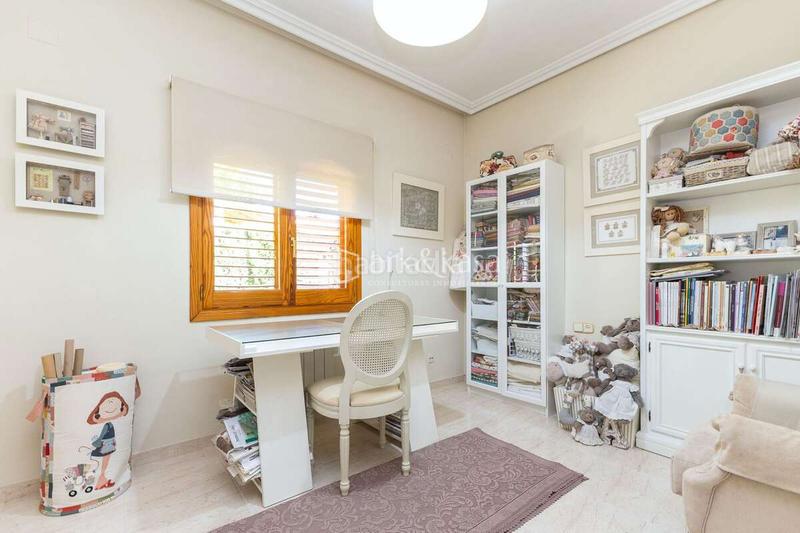 Foto 43ec8e1c-e0bf-4f43-966a-0ab221174e2d. Xalet amb calefacció aparcament piscina a Entrepinos Eliana (l´)