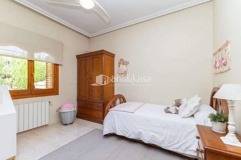 Foto f8c30043-1bfe-4883-83ff-4e055e525d53. Xalet amb calefacció aparcament piscina a Entrepinos Eliana (l´)