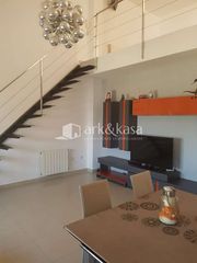 Miete Etagenwohnung in Núcleo Urbano. Duplex en alquiler en la ponla de vallbona