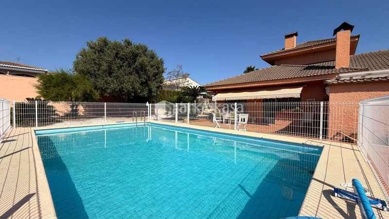Foto 2b4b7320-ad60-4433-a7a0-fb32065d6572. Xalet amb calefacció aparcament piscina a Rascanya Pobla de Vallbona (la)