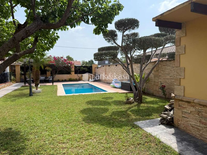 Foto 15d3629d-28a8-425e-a70d-5ad77a7838d7. Chalet con riscaldamento parcheggio piscina in Urbanizaciones Llíria
