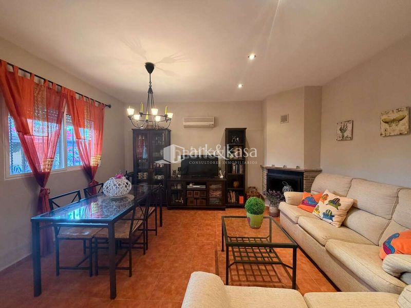 Foto 87b91d5d-735f-41ba-a6b2-1870b133868a. Chalet con riscaldamento parcheggio piscina in Urbanizaciones Llíria