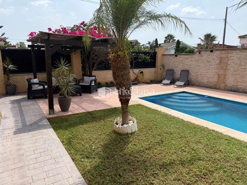 Foto b6a1f1cf-b888-48a8-b9eb-144c20dcbb43. Chalet con riscaldamento parcheggio piscina in Urbanizaciones Llíria