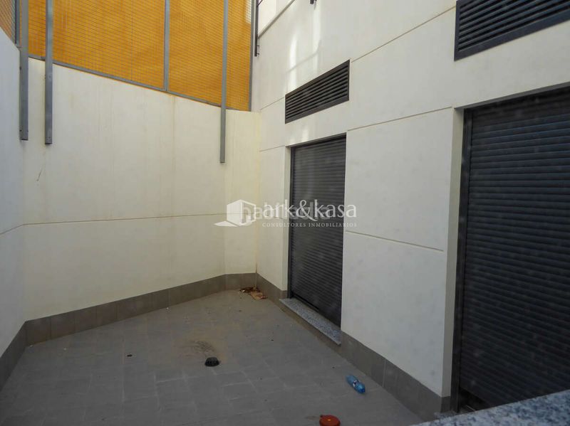 Foto 2060e2ea-df86-4ff4-b739-763a20ef7986. Rent business premise in Russafa Valencia