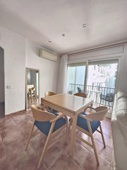 Etagenwohnung  Avinguda caritat serinyana. En el centro de cadaqués, pero con la calma de una placitaaparta