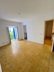 Pis  Pz. dr. pont, 3 – escala 1 – planta 2 – porta 1. Apartamento situado en la primera planta de la calle guillem bru