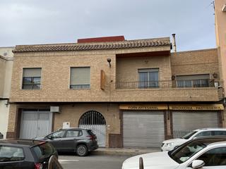Casa a Mareny de les barraquetes - c/ sueca 12. Venta edificio de dos plantas con negocio en planta baja de pana