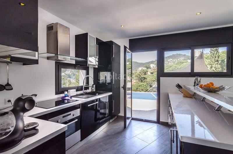 Foto 6f564913-74a8-46b1-8483-54a286a00624. Casa oportunidad única! villa moderna en Canyelles, con licencia turística en Lloret de Mar