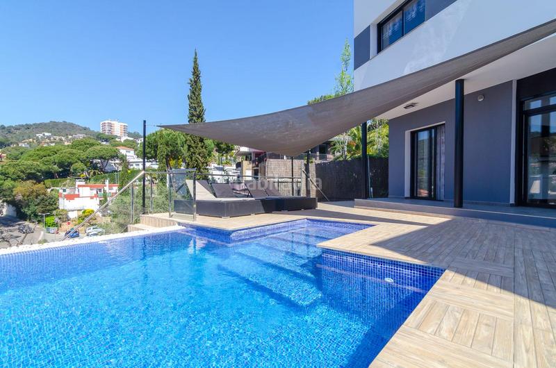 Foto 8f283c74-8984-43b1-8ca6-b40f0a78d814. Casa oportunidad única! villa moderna en Canyelles, con licencia turística en Lloret de Mar