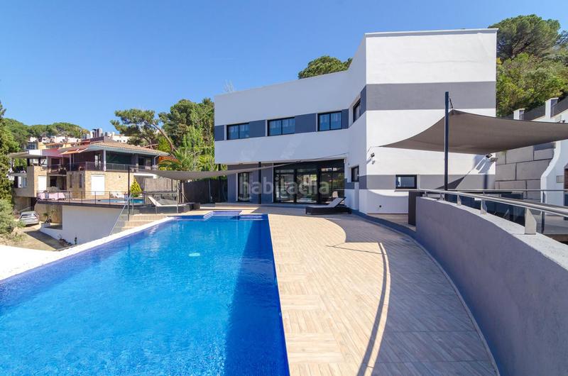 Foto c0a91e62-8ab3-4fdc-a3af-f38ea72ad198. Casa oportunidad única! villa moderna en Canyelles, con licencia turística en Lloret de Mar