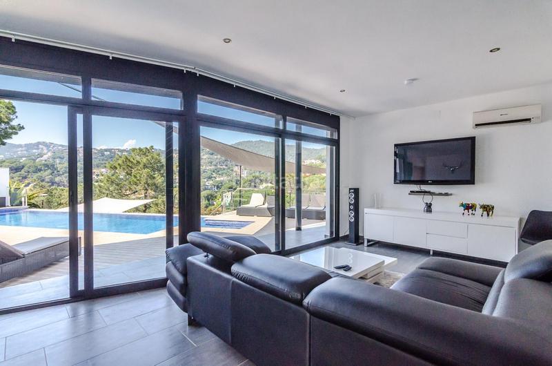 Foto d0cbe238-d47e-4622-a0bb-9725d72d865b. Casa oportunidad única! villa moderna en Canyelles, con licencia turística en Lloret de Mar