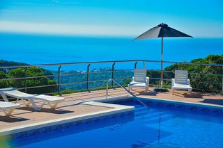 Casa a Serra Brava. Villa grande con licencia turística, piscina y vistas al mar en