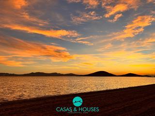 Chalet en Zona Galúa - Calnegre. Villa rodeada de encantadores jardines frente al mar en la manga