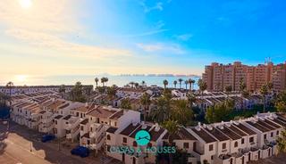 Apartament a Urbanización veneziola golf 14. Elegante residencia frente al mar con vistas panorámicas al medi