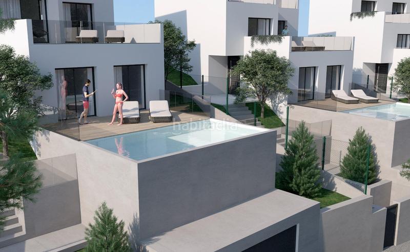 Foto dae7aa59-5acf-4a9d-a71f-5d3030636021. Xalet amb piscina a costa Cunit - els jardins - els rosers Cunit