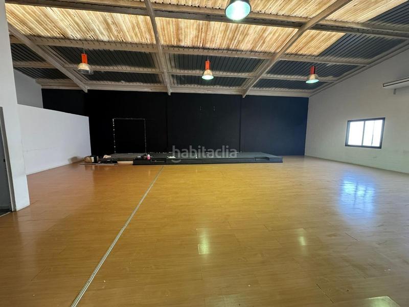 Foto e887e5c2-6c76-472e-9bcb-76d41bdec12e. Rent industrial building in Bon Pastor Barcelona