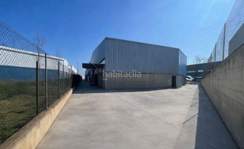 Foto 5f9e21fa-2a3f-4a40-a8a4-a551dd0270bc. Location bâtiment à usage industriel dans Abrera