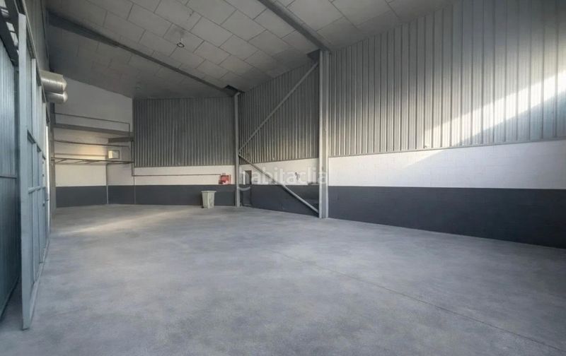 Foto 6a1c52c2-9243-448b-a065-773d40b3e762. Location bâtiment à usage industriel dans Abrera