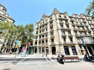 Lloguer Pis a La Nova Esquerra de l´Eixample. Elegante ático reformado con ascensor en gran vía, la nova esque