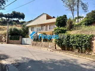 Chalet à Castellnou de Bages. Casa con amplia parcela y vistas a la montaña  3 plantas