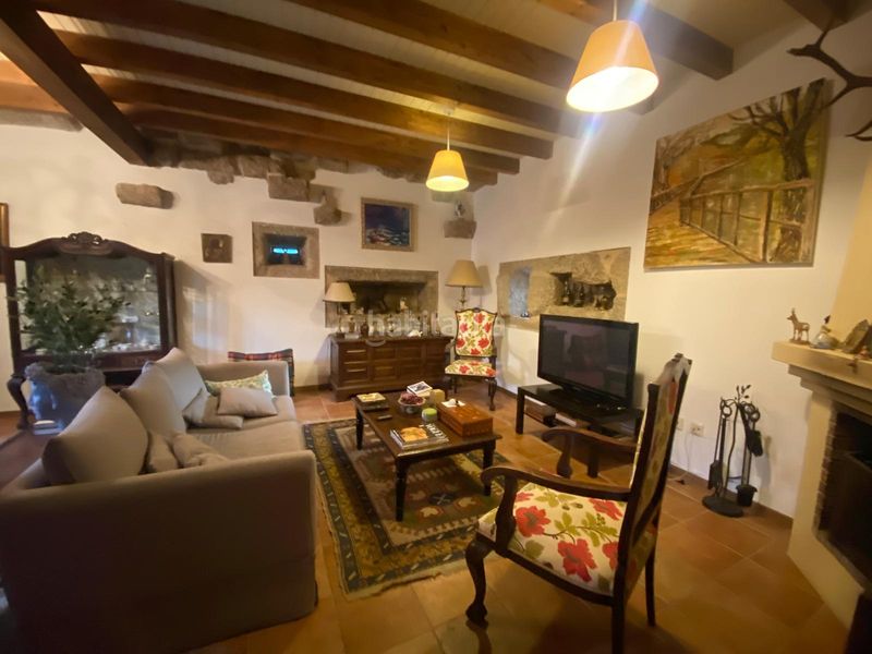 Foto cd06eda7-b009-402d-961a-5c1371d6b715. Xalet amb xemeneia calefacció aparcament piscina a Leiro