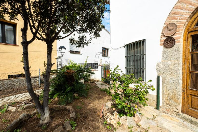 Foto 055f8347-ec43-4265-a8c4-54098e4ac621. Casa  de pueblo en el centro ideal para reformar a tu gusto en Cabrils