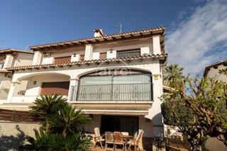 Maison à Vilassar de Dalt. Encantadora casa adosada con vistas al mar en vilassar de dalt