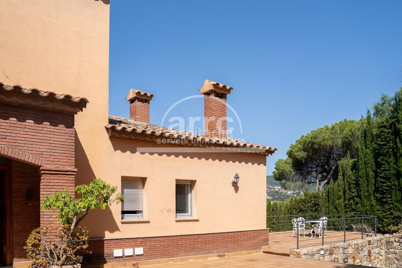 Foto 8d2f8275-4bc4-4420-88b5-9597bc08deeb. Casa amb aparcament a Cabrils