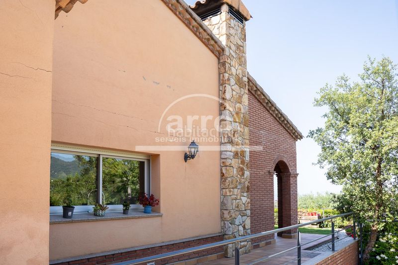 Foto ce6465ba-a592-4415-a981-d096376046e0. Casa amb aparcament a Cabrils