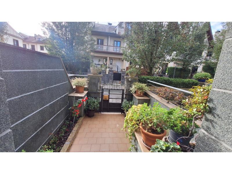 Foto 1255d082-a5bd-43a8-906f-aaa6a6653faa. Casa preciosa villa con jardín en aranibar garaje en Irun