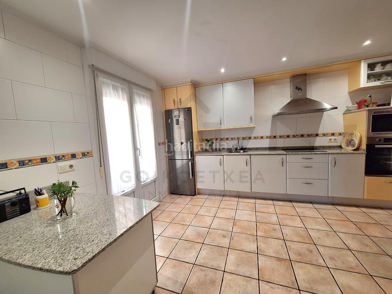 Foto 372f083d-e4a5-468d-8bb3-92909839b551. Casa preciosa villa con jardín en aranibar garaje en Irun