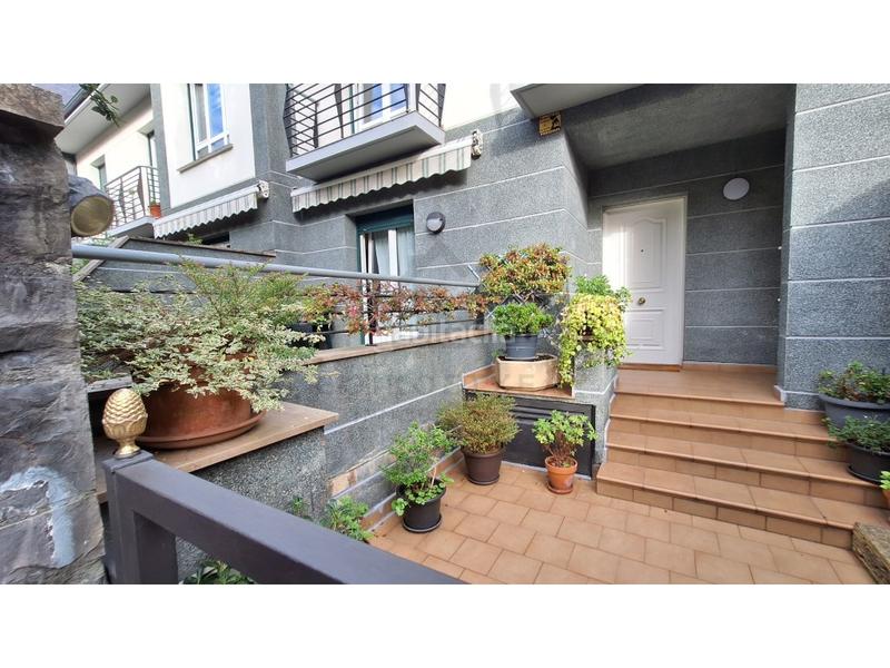 Foto db640570-f31f-40d0-8d13-a4d204399259. Casa preciosa villa con jardín en aranibar garaje en Irun