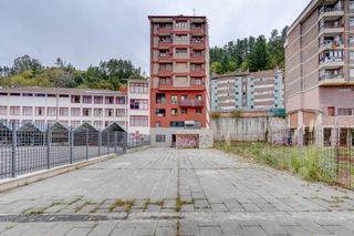 Business premise in Ondarroa. Local con gran espacio en ondarroa  2 locales conectados más de