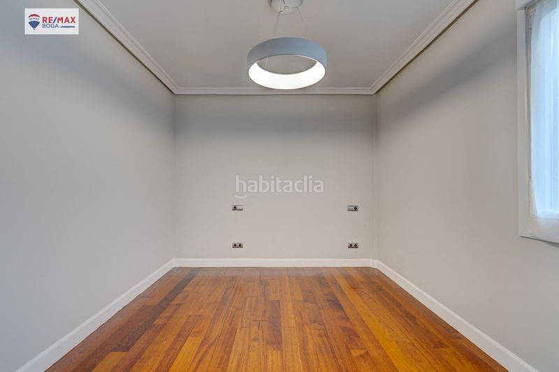 Foto e4f1068e-7119-4a2d-b28f-3c9434a0a5ca. Pis a Zarautz