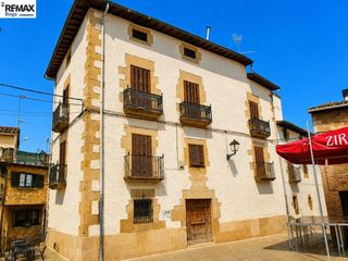 Casa in Plaza ayuntamiento/udal plaza 10. Amplia casa en sitio privilegiado.