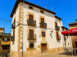 Haus  Plaza ayuntamiento/udal plaza 10. Amplia casa en sitio privilegiado.
