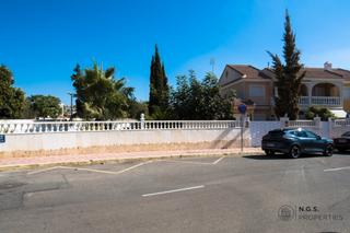 Apartament  Calle santiago de compostela número 1. Planta baja con jardin y garage privado